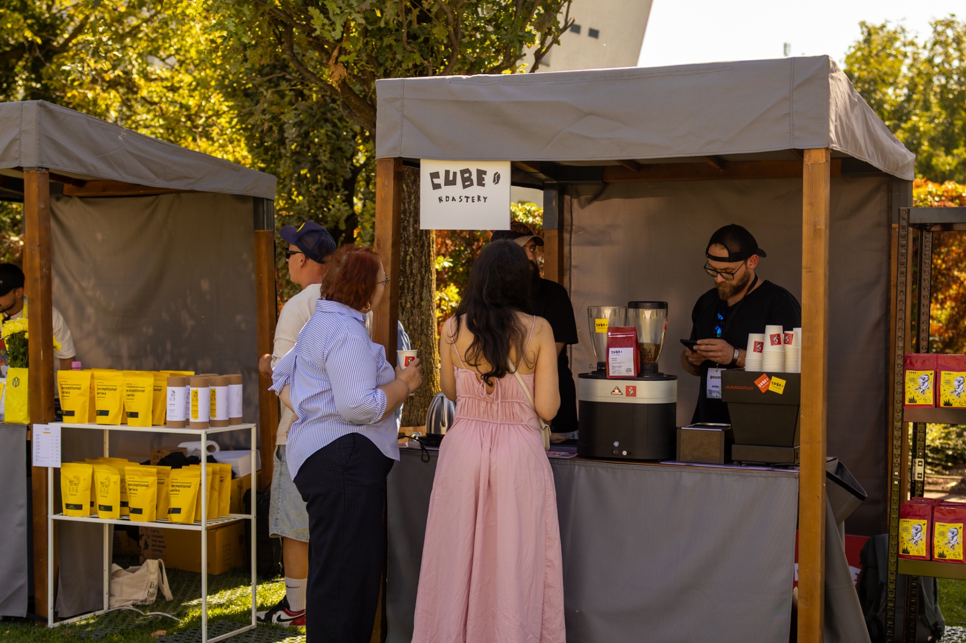 Visitors discovering a roaster stand in the park